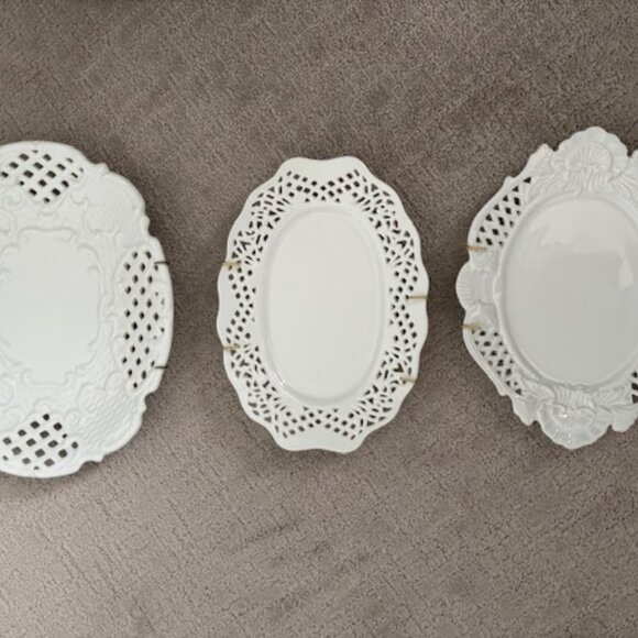 Two's Company White Victoria Cutout Lattice Wall Plate Decorative - 3 plates Col - Picture 1 of 8